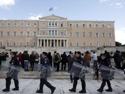 Antidisturbios ante el Parlamento de Atenas, este lunes.