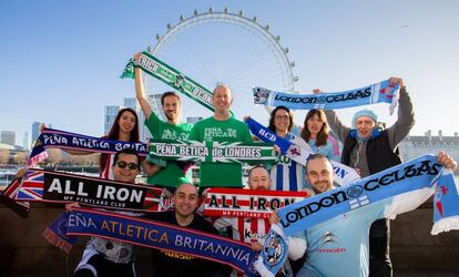 Los representantes de la peñas británicas del Atlético de Madrid, el Real Betis, el RC Celta, el Athletic Club, y el RC Deportivo, en frente del London Eye en la capital inglesa.