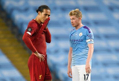 Virgil van Dijk y Kevin de Bruyne conversan tras el 4-0.