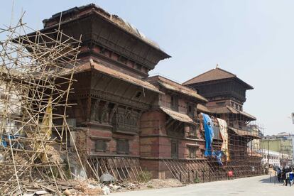 La autoridad encargada de reconstruir el país (NRA) empezó hace pocos meses su trabajo. Pero la plaza Durbar-Basantapur (Katmandu), patrimonio de la humanidad, continúa en ruinas.