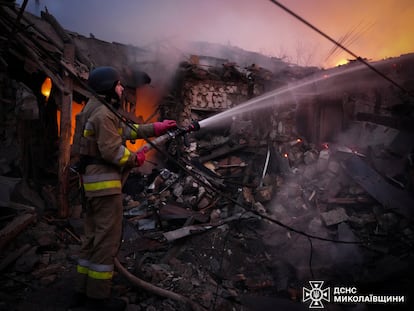 Un bombero intenta apagar el fuego de una casa durante un ataque ruso con misiles y drones, el 17 de noviembre en Mikolaiv.