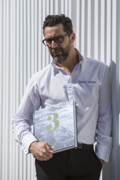El cocinero Quique Dacosta, con su libro '3 Q D'.