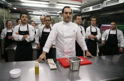 GRA210. MADRID, 18/12/2013.- El chef Mario Sandoval (c) posa con su equipo en la cocina del restaurante Columbus en el casino Gran Madrid-Colón, la sala apéndice del casino de Torrelodones, que abrió sus puertas al público el pasado lunes y hoy se ha mostrado a los medios de comunicación en dos visitas guiadas, como si de un museo se tratara. El casino, que homenajea al descubridor de América con su restaurante, tiene una decoración plagada de detalles geométricos y de colores metalizados que se inspira en el estilo 'art decó' e introduce elementos de la técnica del 'feng shui' para atraer la buena suerte. EFE/Javier Lizón