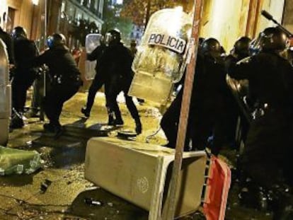 Disturbios durante una protesta por la futura Ley de Seguridad Ciudadana en el centro de la capital.