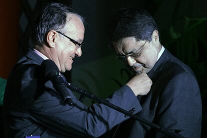 Sergio Ramírez (d) es condecorado con la Orden de las Artes y las Letras francesas  por el embajador francés en Nicaragua Antoine Joly, en 2013.