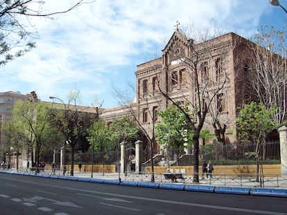 La fachada de la Fundación Fausta Elorz, antigua prisión de Torrijos, en la calle 53 de Conde de Penalver, Madrid. 