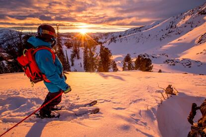 El esquiador Sam Cohen contemplando la puesta de sol en Baker Creek, Idaho, Estados Unidos. Categoría 'Lifestyle'