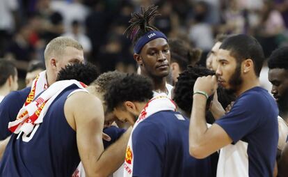 Los jugadores estadounidenses, tras la derrota ante Serbia.