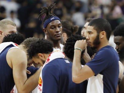 Los jugadores estadounidenses, tras la derrota ante Serbia.