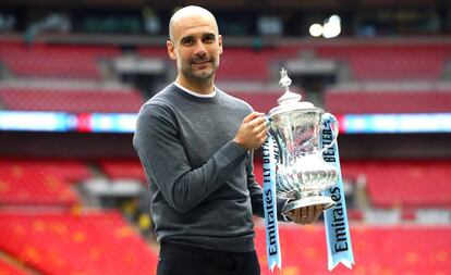 Pep Guardiola posa el trofeo de la FA Copa.