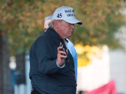 El presidente de los Estados Unidos, Donald Trump, regresa de jugar al golf a la Casa Blanca, el sábado.