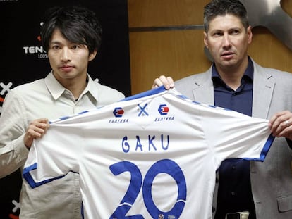Gaku Shibasaki y Alfonso Serrano, director deportivo del Tenerife.