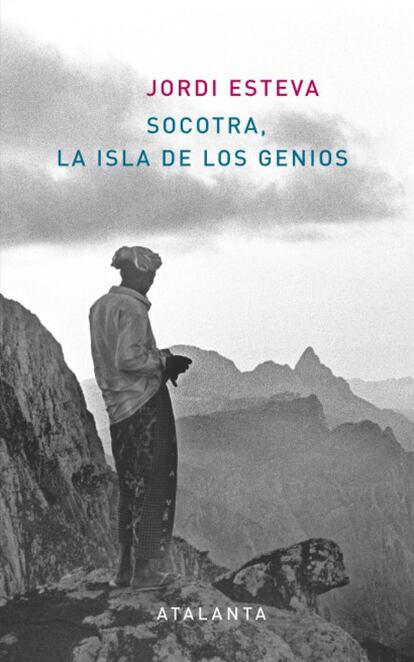 Para culminar su visita a Socotra, la legendaria isla de Simbad en el ïndico, frente a las costas del Cuerno de África, que ya produjo 'Socotra, la isla de los genios', uno de sus mejores trabajos, Jordi Esteva ha publicado también en Atalanta este otro libro, complementario, que une texto, fotografía de gran formato y un DVD con el documental que rodó allí. El volumen, bellísimo, es una excelente muestra de la variedad de palos artísticos que domina Esteva y marca un interesante camino multimedia para el género de la literatura de viajes. Una maravilla poder adentrarse visualmente en esos parajes de leyenda, que albergan, es sabido, tantos brujos.