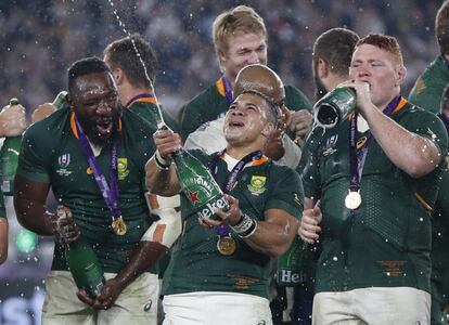 El jugador sudafricano Cheslin Kolbe (centro) celebra la victoria junto a sus compañeros de equipo.