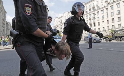 La policía rusa detiene a una persona durante la protesta este sábado en Moscú.