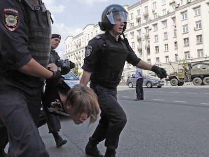 La policía rusa detiene a una persona durante la protesta este sábado en Moscú.