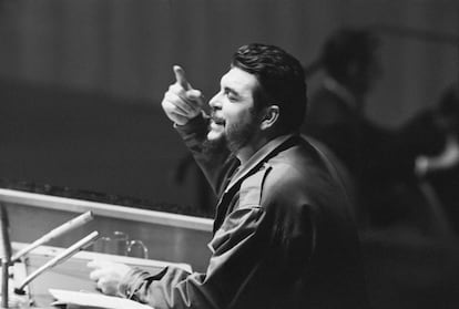 O líder revolucionário Ernesto Guevara debate sobre o abandono de armas nucleares do hemisfério norte na Assembleia Geral da ONU.