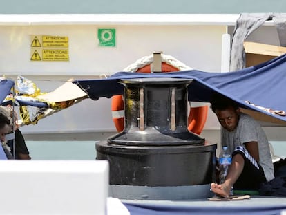 Uno de los migrantes a bordo del 'Diciotti' este jueves en el puerto de Catania (Italia).