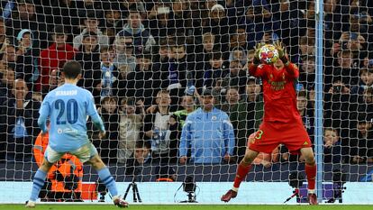 Lunin para el penalti lanzado por Bernardo Silva el pasado miércoles en el partido contra el City.