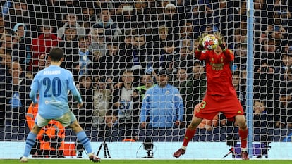 Andriy Lunin detiene el penalti de Bernardo Silva en la tanda de desempate en el Etihad.