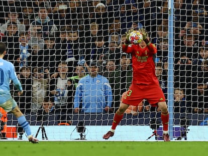 Lunin para el penalti lanzado por Bernardo Silva el pasado miércoles en el partido contra el City.