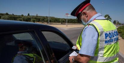 Control policial en la carretera N240 del la comarca del Segria, utilizadaa para ir a las playas de Tarragona. 