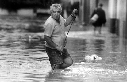 Un vecino de Alzira (Valencia) camina en medio del agua, en las graves inundaciones que dejaron siete muertos., el 5 de noviembre de 1987.