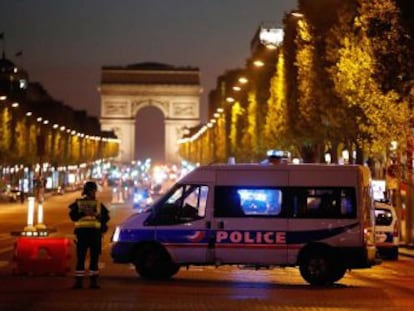 El presidente Hollande ha confirmado que se sigue la pista terrorista. El incidente ha tenido lugar en la zona de los Campos Elíseos.