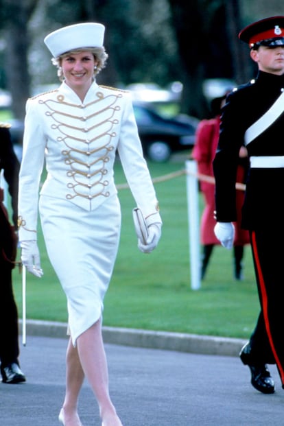 Diana se adaptadaba al estilo militar si la ocasión lo requería, algo que hoy también ha heredado Kate Middleton.