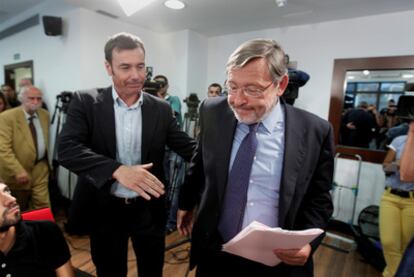 El candidato a la presidencia de la Comunidad de Madrid y secretario general del Partido Socialista de Madrid (PSM), Tomás Gómez, saluda al secretario de Estado para el Deporte y candidato a la alcaldía de Madrid, Jaime Lissavetzky.