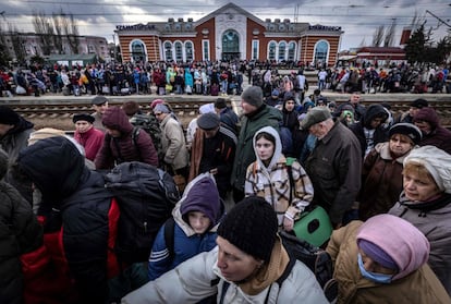 Centenares de personas esperan un tren en la estación de Kramatorsk, en Donbás. 