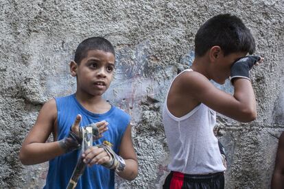 El boxeo en Cuba es deporte nacional sólo detrás del béisbol. Los preparadores no sólo se esmeran en enseñar esta disciplina como ejercicio, sino también buscan fomentar el respeto hacia el adversario.