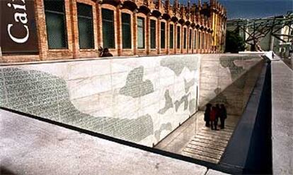 Interior de la instalación de Soledad Sevilla en el recinto diseñado por Arata Isozaki en Caixafòrum.