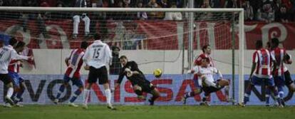 Abbiati trata de alcanzar el balón en pleno asedio final del Valencia al Atlético.