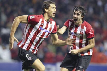 Fernando Llorente celebra su segundo gol con Jon Aurtenetxe