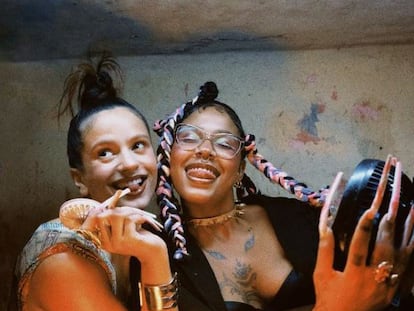 Rosalía (a la izquierda) ha compartido en su cuenta de Instagram imágenes con Tokischa Popola.