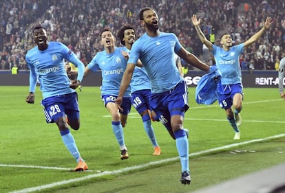 Alegría de los jugadores del Marsella tras el gol de Rolando.