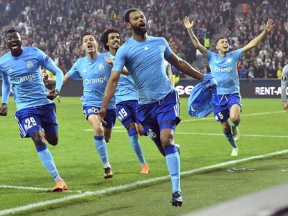 Alegría de los jugadores del Marsella tras el gol de Rolando.