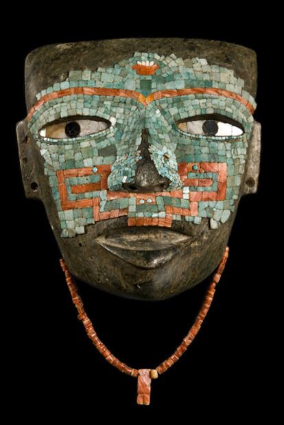 Máscara de Malinaltepec un rostro esculpido en piedra, decorado con mosaico de amazonita, turquesa y concha, que fue utilizada en entierros.
