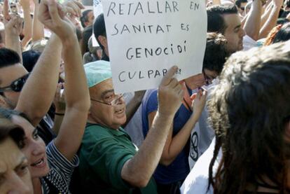 Un manifestante esgrime un cartel donde se dice: "Recortar en sanidad es genocidio, culpables".