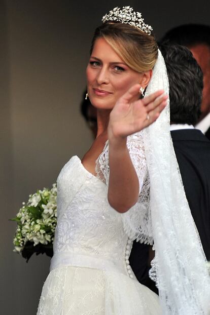 Tatiana Blatnik llega al templo. Llevaba un vestido blanco de encaje en escote palabra de honor, bordado a mano. Las joyas son propiedad de la familia real griega.