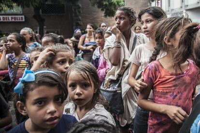 Niñas esperando el reparto de alimento que la fundación religiosa Jesús: camino, verdad y vida realiza los domingos cerca de la calle comercial Sabana Grande. Alberto Mata, uno de sus responsables, afirma que ya no pueden dar abasto para tanta gente “el número de personas que aguarda por su ración se multiplica exponencialmente. Mucha gente queda sin comer”, asegura.