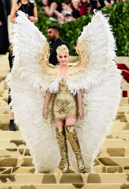 Katy Perry usou asas no Met Gala 2018, em Nova York. Tema do evento era inspirado na Igreja Católica e no cristianismo.