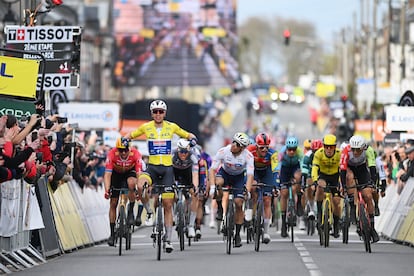 Tim Merlier, con el maillot amarillo de líder, celebra en la línea de meta como ganador de la segunda etapa de la París-Niza este lunes.