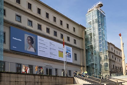 El retrato de Delhy Tejero en la lona de entrada del Reina Sofía, en una imagen del Museo.