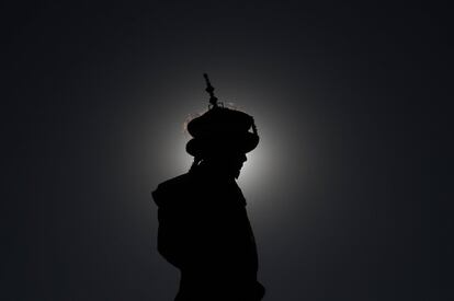 Silueta de un actor disfrazado de emperador de la dinastía Qing durante la recreación de una antigua ceremonia para rezar por las buenas cosechas y la fortuna, en el Templo de la Tierra en el Parque Ditan. Celebración del Nuevo Año chino. 2014 es el año del Caballo.