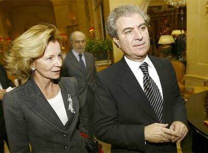 César Antonio Molina, junto a la titular de Administraciones Públicas, Elena Salgado, antes de pronunciar su conferencia en en el Fórum de la Nueva Economía.