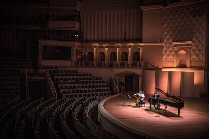 Ensayo de un concierto 'online' en el Tchaikovsky Concert Hall, de Moscú, el 21 de marzo.
