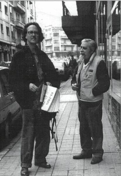 Handke, con el padre de Antonio Ruiz en Soria, en una imagen sin datar.