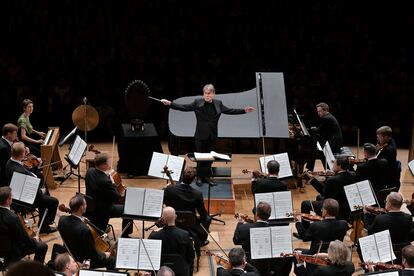 Esa-Pekka Salonen dirige a la Filarmónica de Viena la 'Sinfonía Turangalîla' de Messiaen en el KKL de Lucerna el pasado martes.